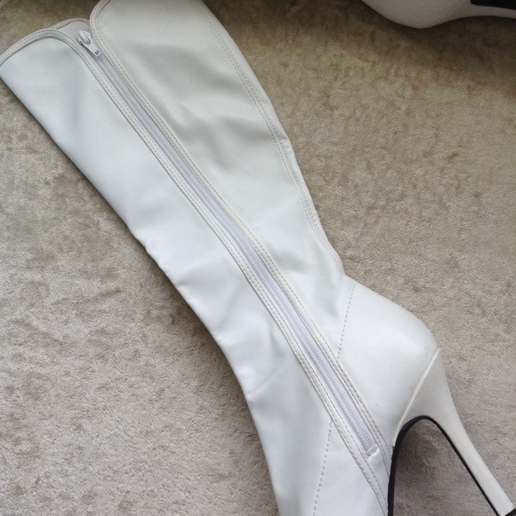 GO GO BOOTS, CARLY WHITE FAUX LEATHER BOOTS 7 M - Picture 6 of 8